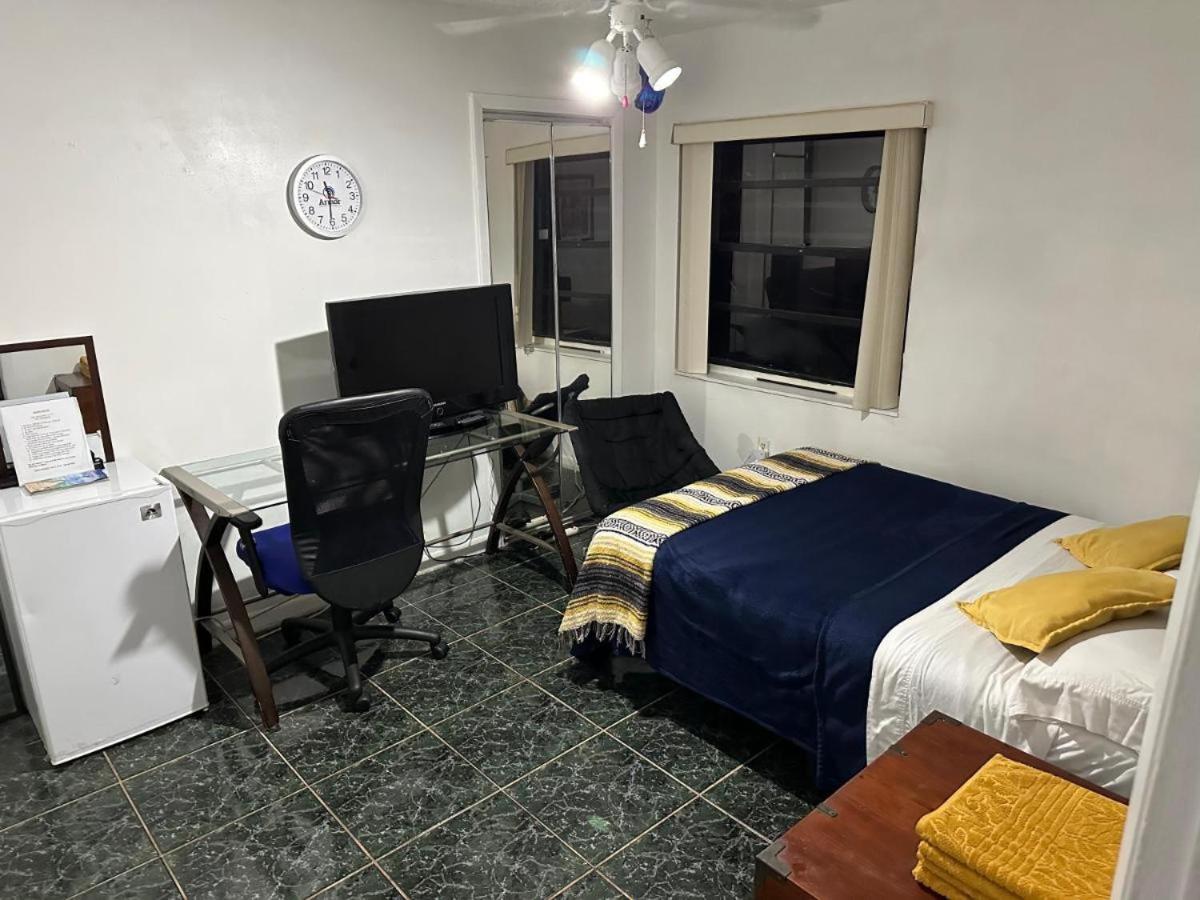 Snug Minimalist Full Bed With 50 Inch Smart Tv, Netflix, Airplay, Mini-Fridge, And 500 Mbps Wifi Near Fiu, Dolphin Mall, Airport Miami Exteriér fotografie